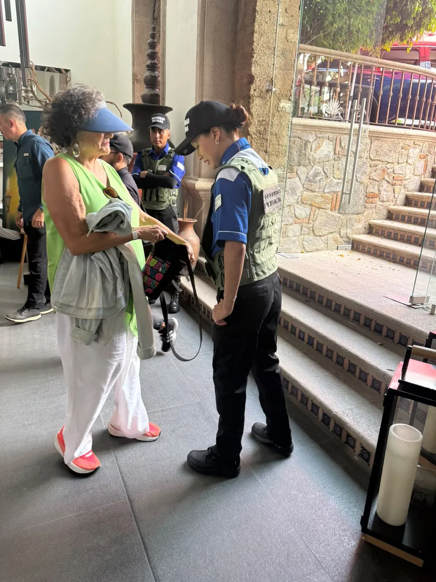 Guardia de Candado atendiendo a una invitada en el acceso de un evento