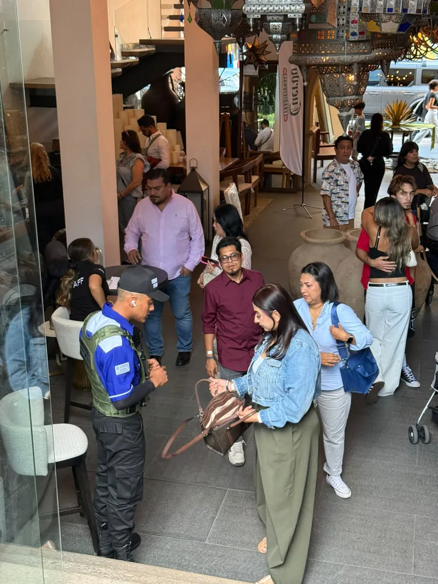 Guardia de Candado en el ingreso de un evento con invitados llegando