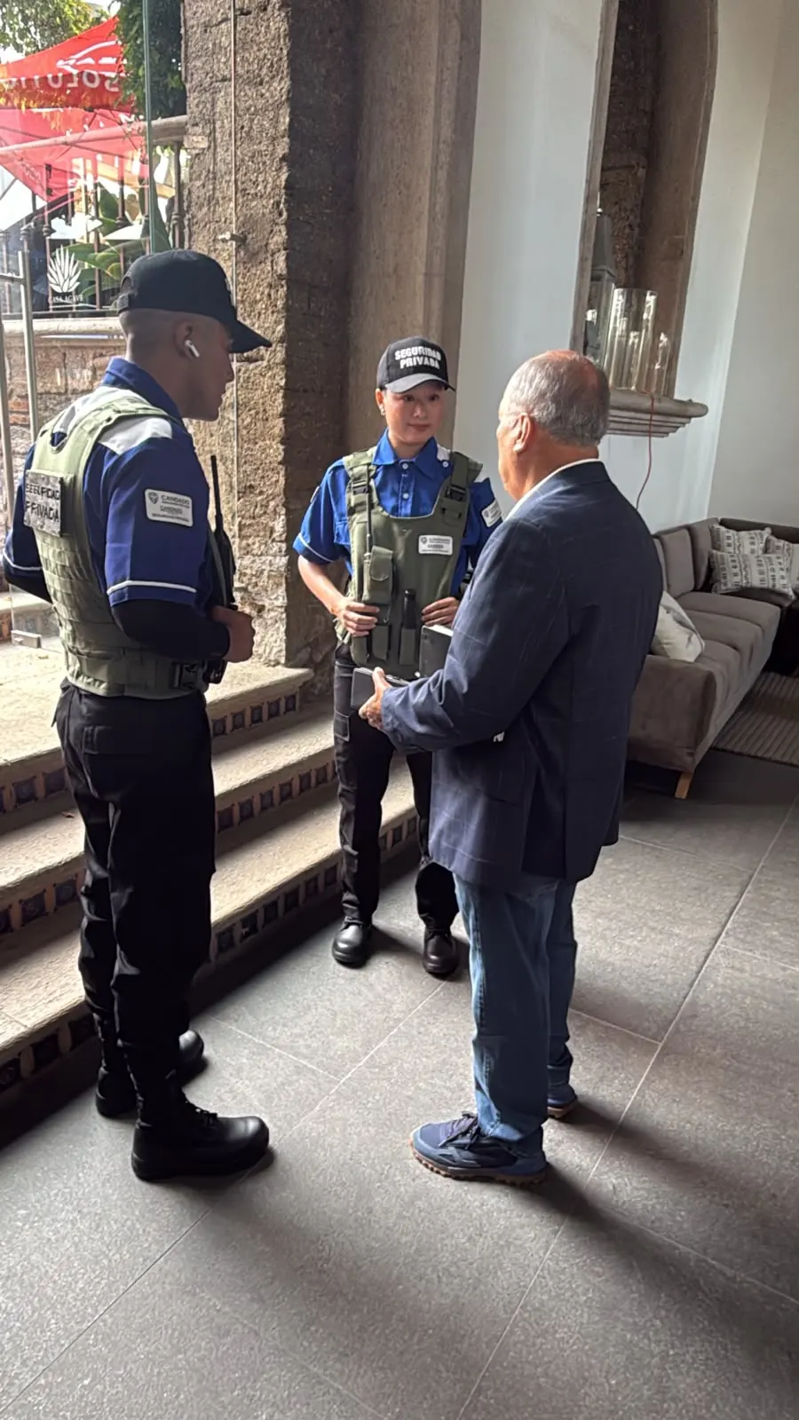 Guardias de Candado atendiendo a un invitado en la recepción de un evento