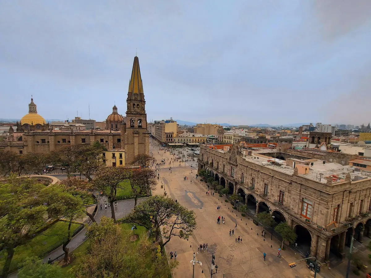 Plaza de la Catedral y centro de Guadalajara vistos desde lo alto