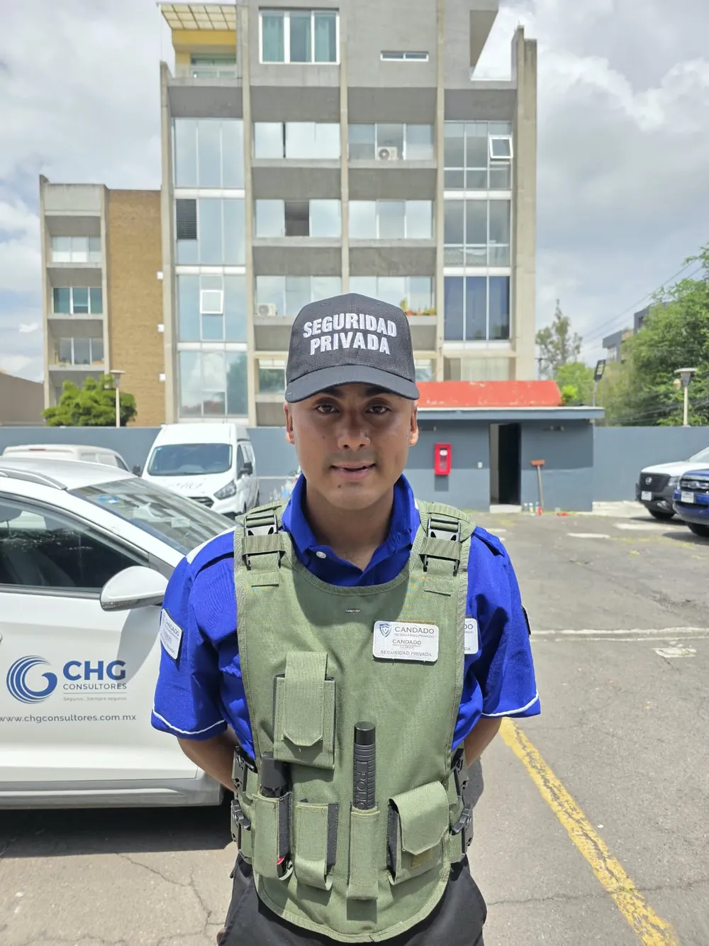 Guardia de Candado de uniforme frente a una unidad de CHG Consultores