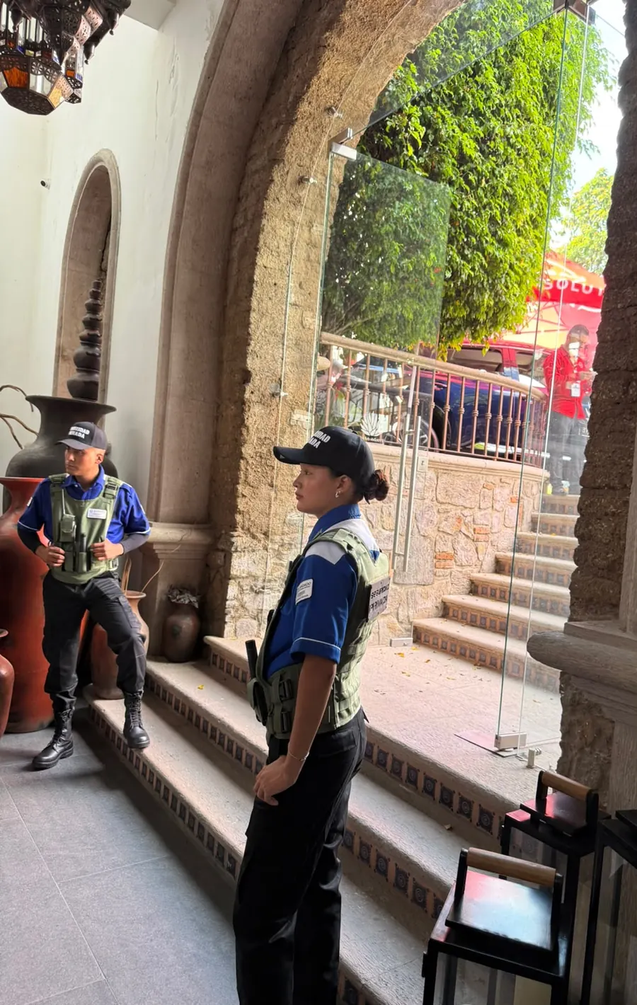 Guardias de Candado vigilando una escalinata de acceso durante un evento